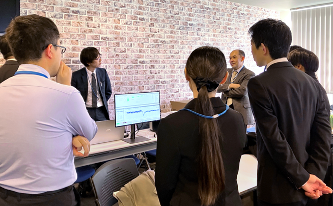 卓上ESR装置のデモンストレーション風景